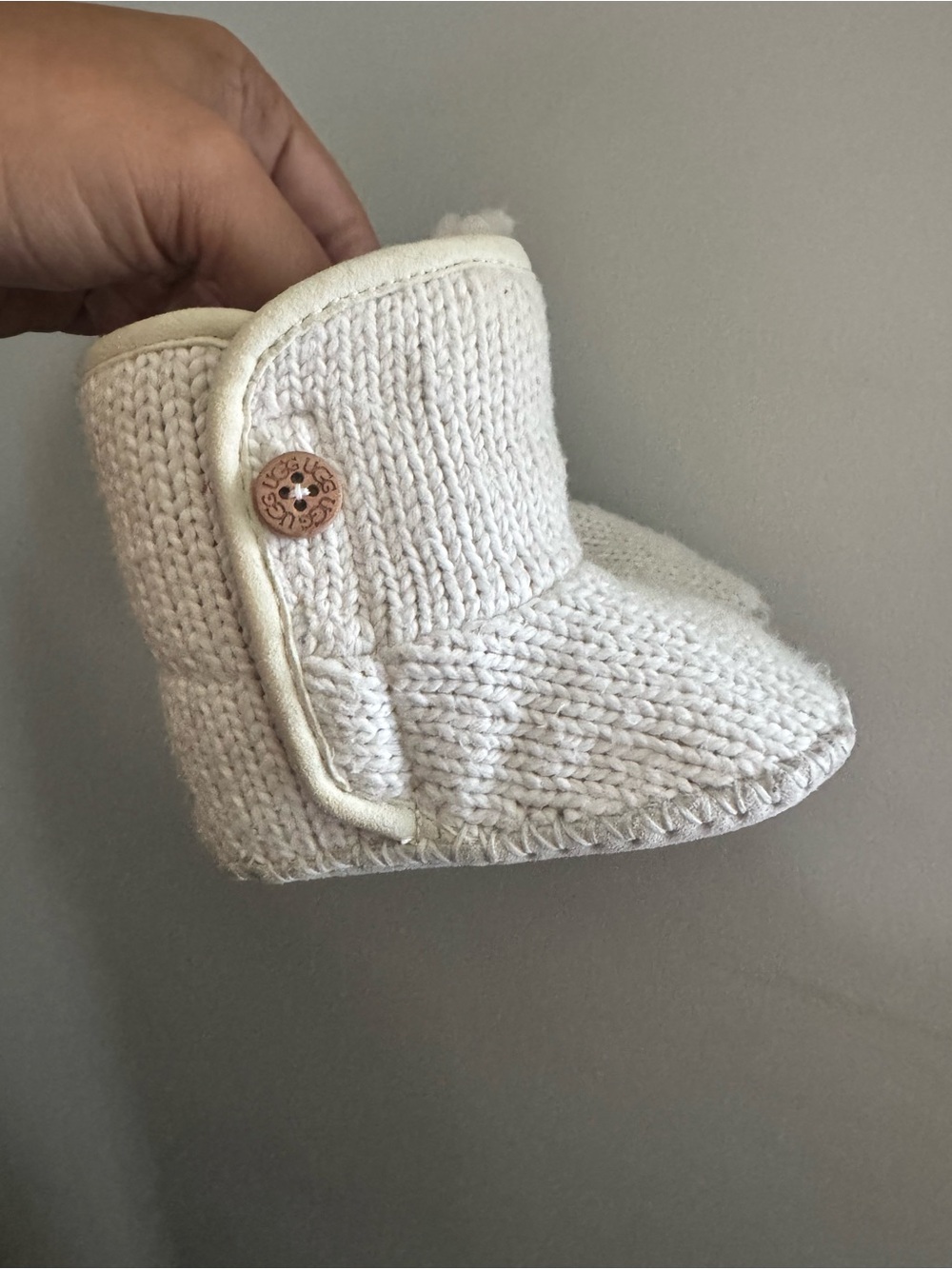 UGG Australia Baby White Knit Booties Cream Size 0/1 EU 16 Velcro Boots Winter